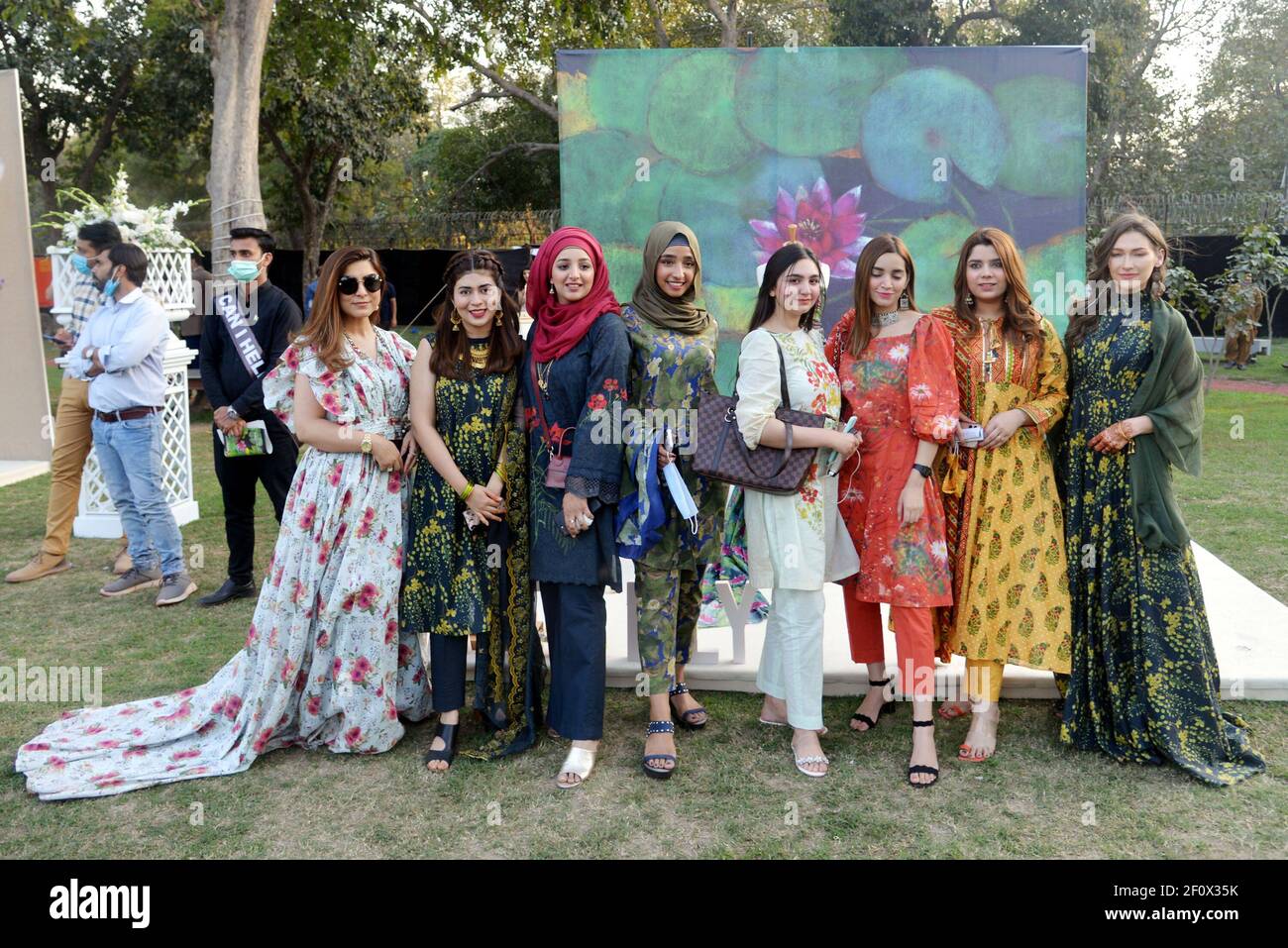 Lahore, Pakistan. 05e mars 2021. Les filles pakistanaises portant des  vêtements de collection d'été lors de la cérémonie de lancement de Kayseria  Master, la collection en collaboration avec le Dr Rahat Naveed