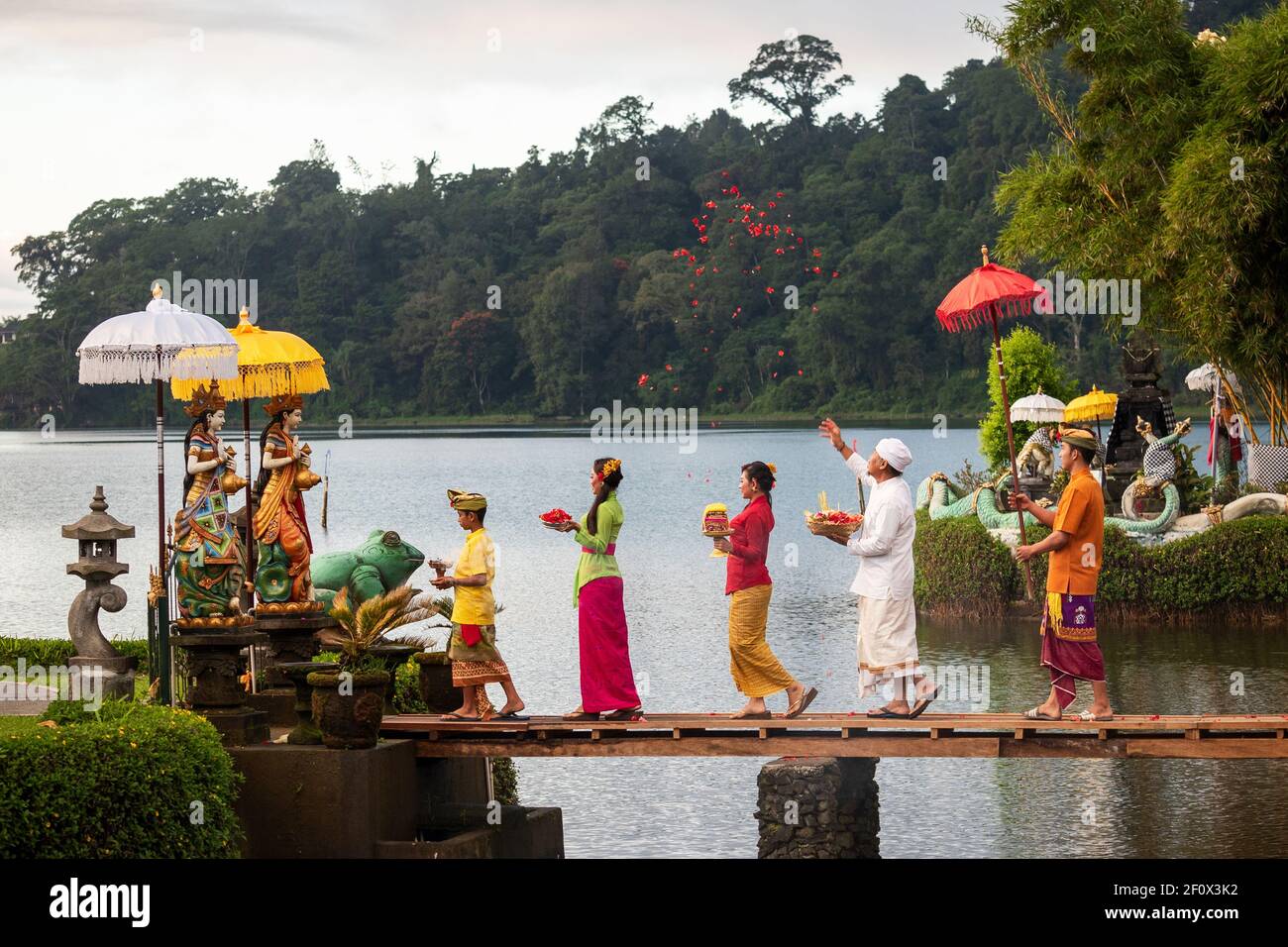 Hindous balinais au temple sacré Pura Ulun Danu Beratan sur les rives du lac Bratan près de Bedugul à Bali, en Indonésie. Banque D'Images