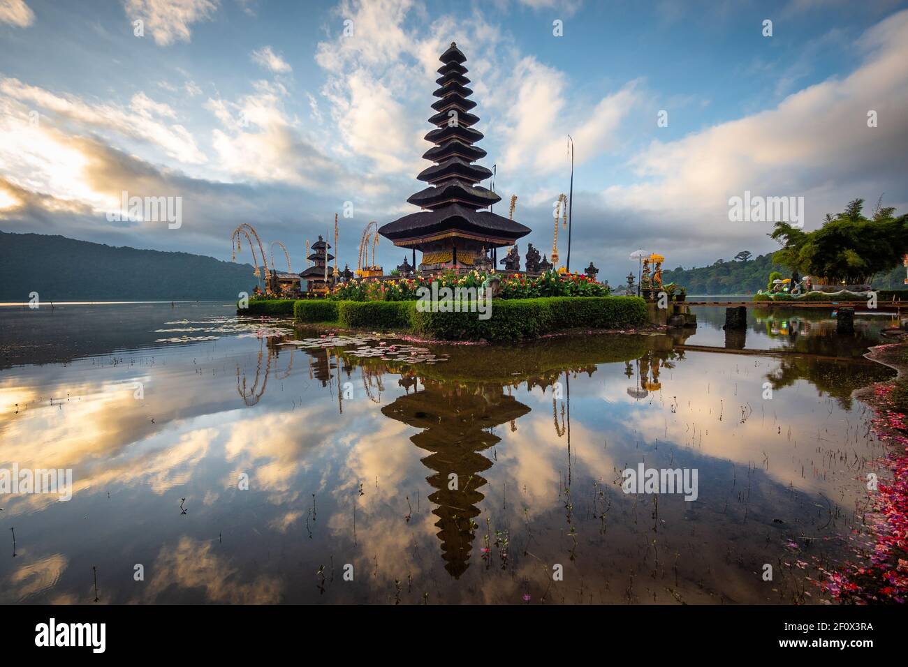 Pura Ulun Danu Beratan temple sur les rives du lac Bratan près de Bedugul à Bali, Indonésie. Banque D'Images