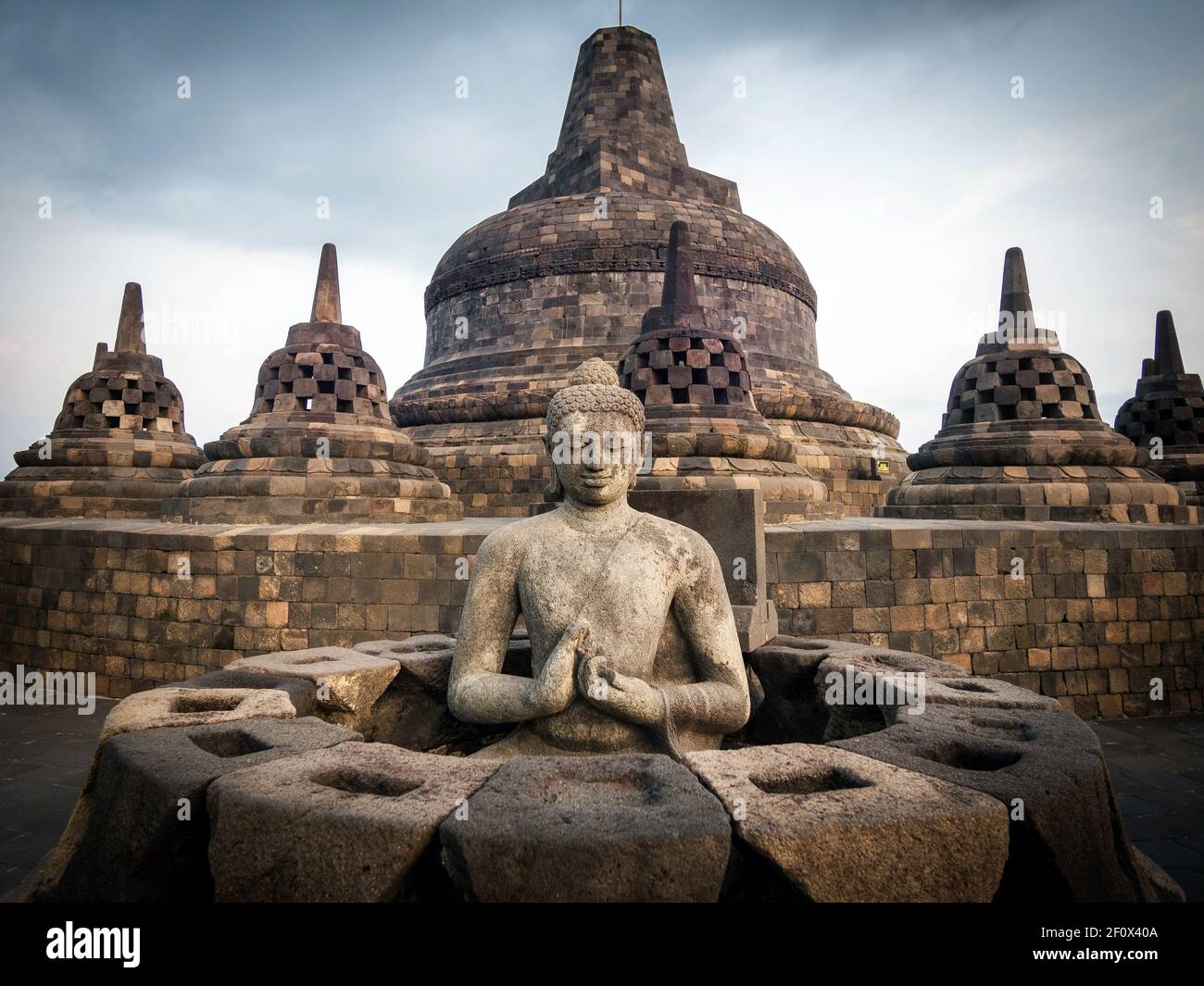 Ruines antiques de Borobudur, un temple bouddhiste Mahayana du IXe siècle dans la Régence de Magelang près de Yogyakarta dans le centre de Java, en Indonésie. Banque D'Images