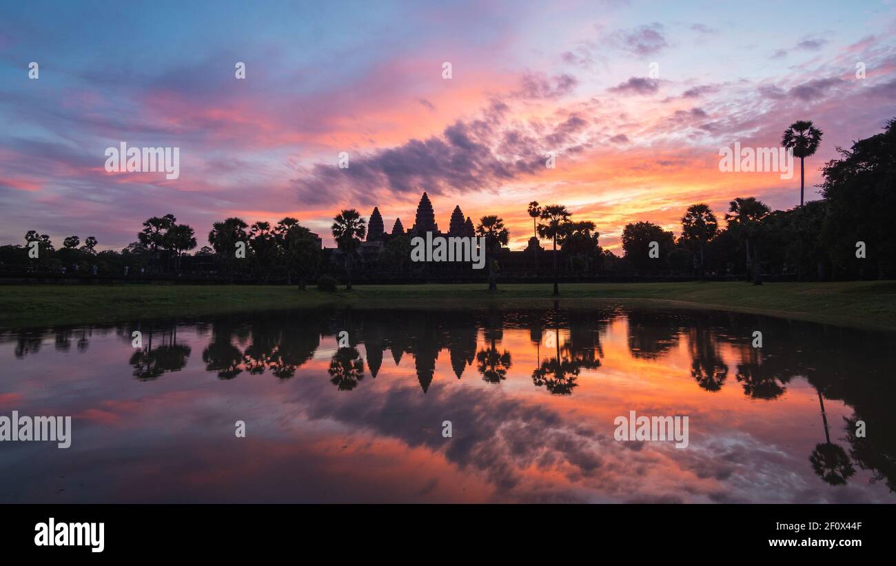 Temple d'Angkor Vat au lever du soleil à Siem Reap, Cambodge. Banque D'Images