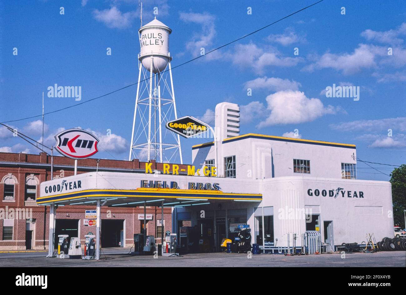 Field Brothers Service Station vue horizontale 300 W. Paul Pauls Valley Oklahoma ca. 1982 Banque D'Images