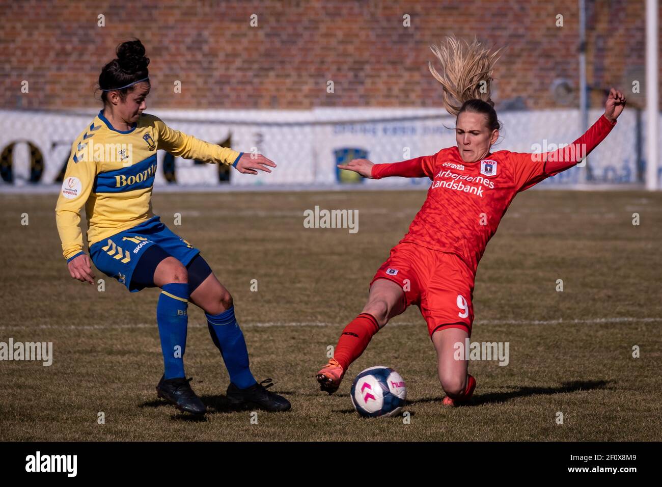 Brondby, Danemark. 07e mars 2021. Mathilde Kruse (9) d'Aarhus GF et Chirine Lamti (18) de Broendby SI on les voit dans le Gjensidige Kvindeliga match entre et Broendby IF et Aarhus GF dans Brondby. (Crédit photo : Gonzales photo/Alamy Live News Banque D'Images