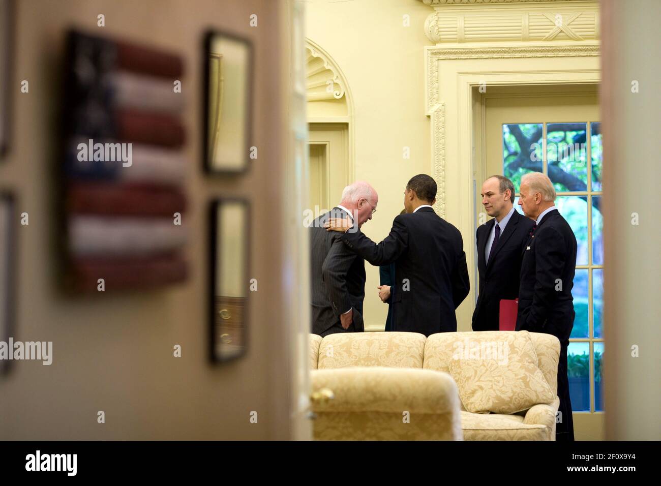 Le président Barack Obama, le vice-président Joe Biden et l'assistant du président chargé des affaires législatives Phil Schiliro, discutent avec le sénateur Patrick Leahy, dans le Bureau ovale, le 21 avril 2010 Banque D'Images