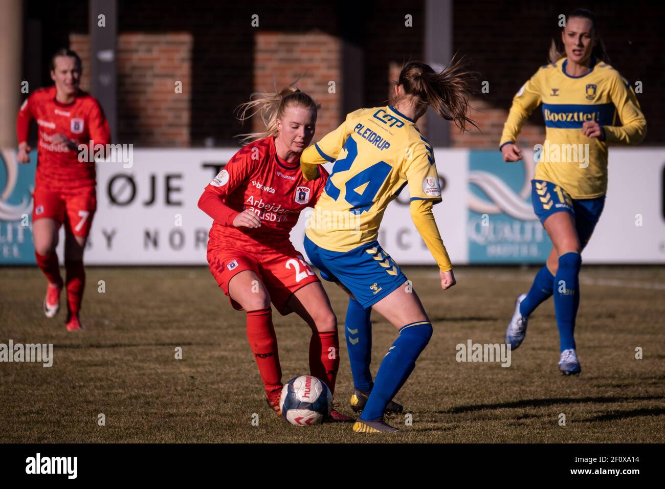 Brondby, Danemark. 07e mars 2021. Hannah Bjorneboe Holgersen (25) de Aarhus GF et Caroline Pleidrup (24) de Broendby SI on les voit dans le match Gjensidige Kvindeliga entre et Broendby IF contre Aarhus GF dans Brondby. (Crédit photo : Gonzales photo/Alamy Live News Banque D'Images