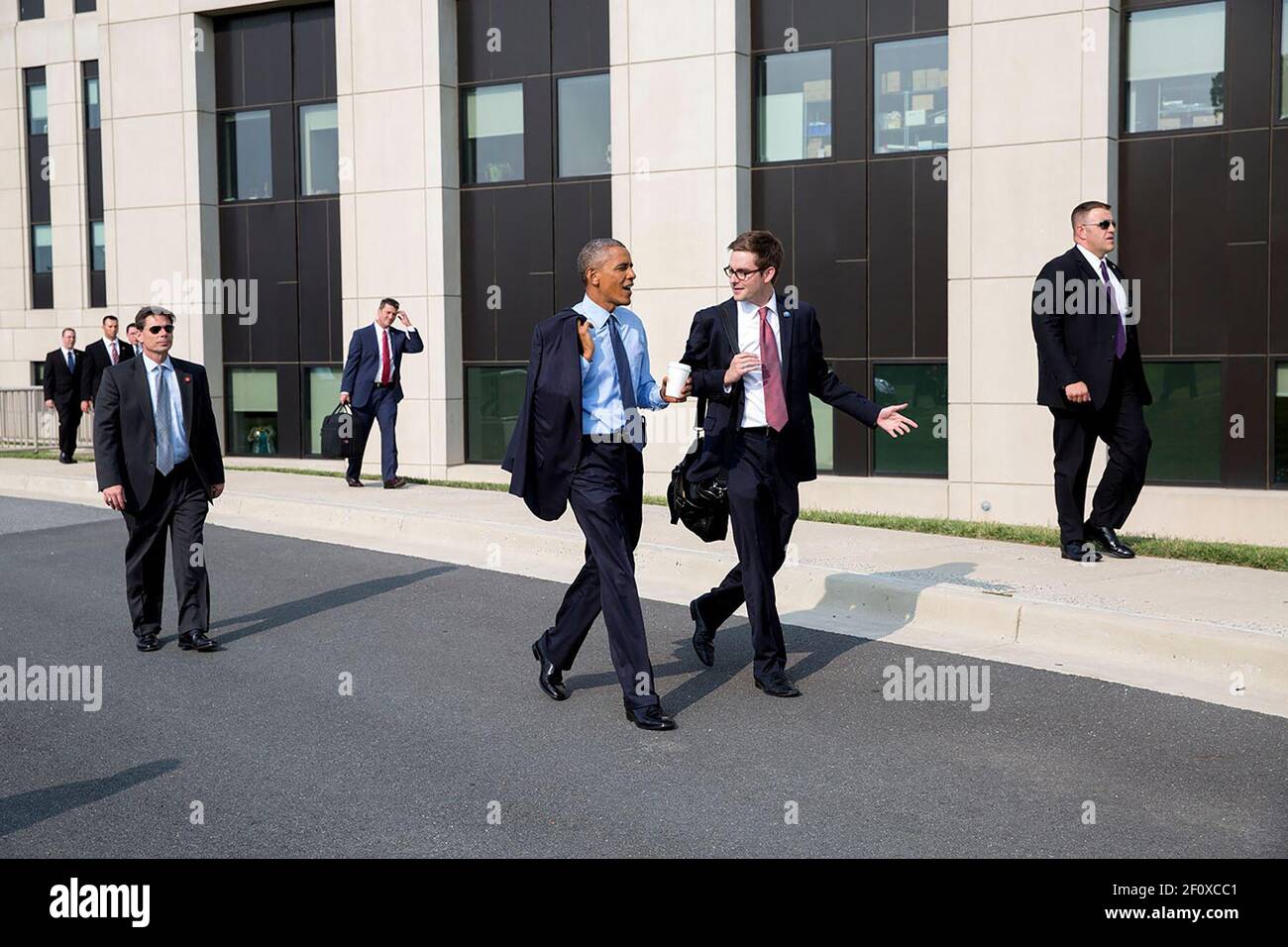 Le président Barack Obama s'entretient avec Aide Bobby Schmuck à la Maison-Blanche lorsqu'ils se rendent dans la zone d'atterrissage du Walter Reed National Military Medical Center, le 29 juillet 2014 Banque D'Images