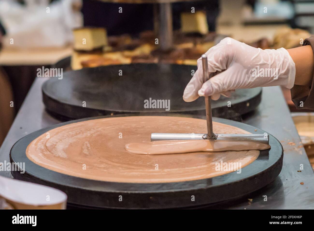 Prépare à la main des crêpes au chocolat à l'extérieur Banque D'Images