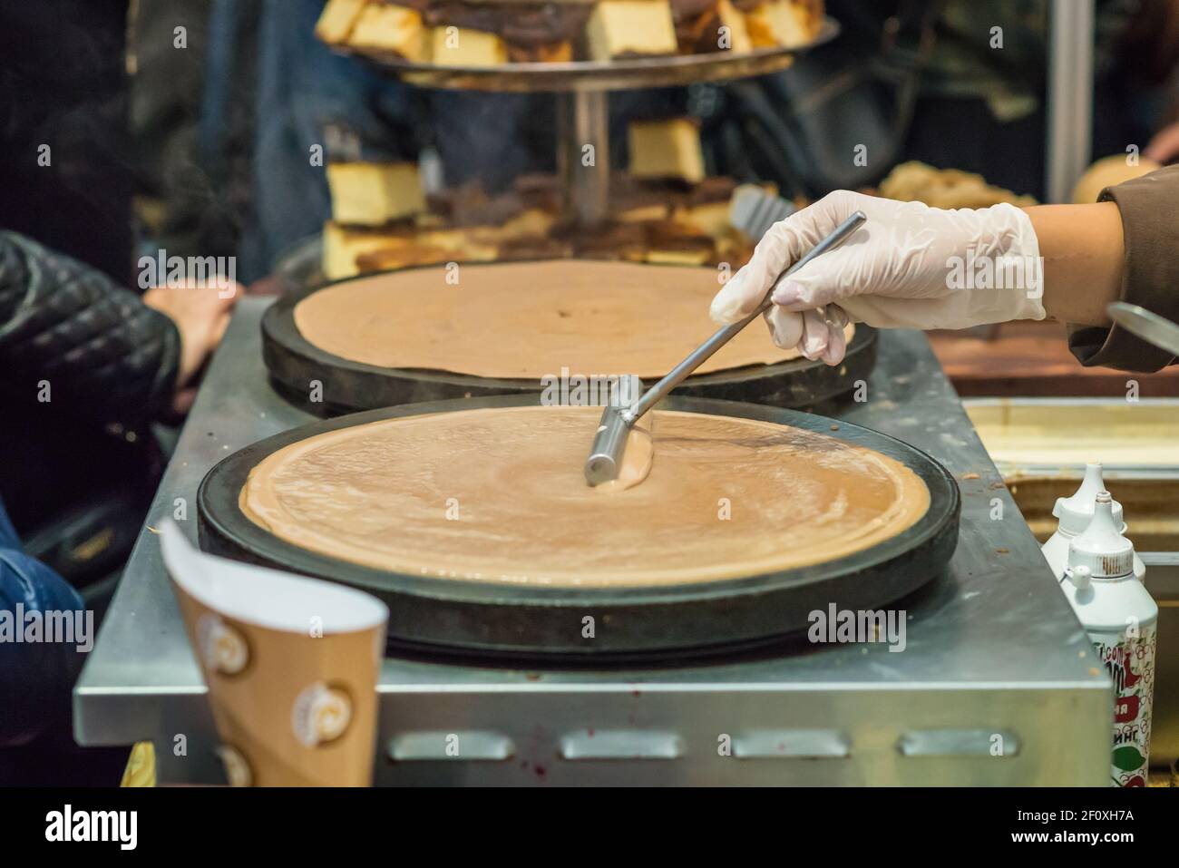 Prépare à la main des crêpes au chocolat à l'extérieur Banque D'Images