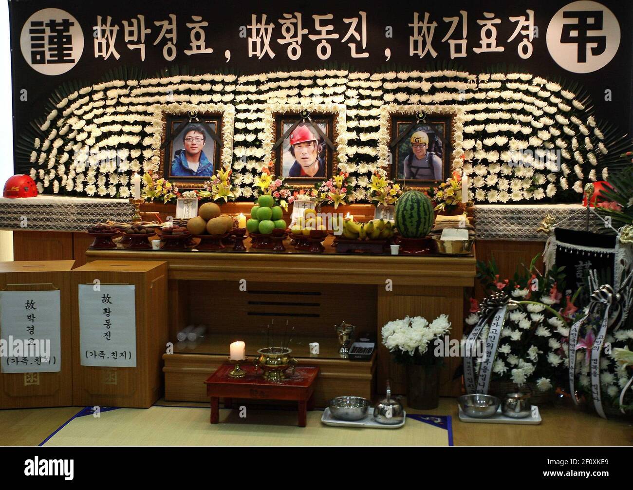 15 août 2008 - Kimhae City, Corée du Sud : (G-D) les grimpeurs sont morts de trois Sud Coréens Park Hyeong-hyo, 29 ans, et Hwang Dong-jin, 45 ans, et Kim Hyo-gyeong, 33 ans, sur la montagne la plus dangereuse du monde après une série d'incidents qui ont conduit au chaos sur les pentes de K2, rejoignez l'autel commémoratif à l'hôpital Joeun Geumgang dans la ville de Kimhae, au sud de Séoul, le 15, 2008. Une cérémonie funéraire dans la matinée le 16 août 2008. Crédit photo: Lee Young-ho/Sipa Press /0808161637 Banque D'Images