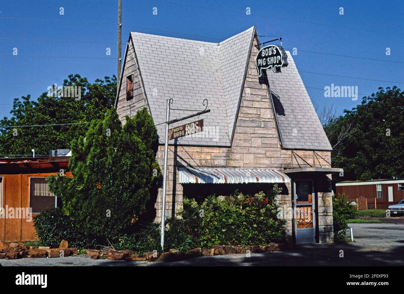 Station-service (Bob's Pig Shop) vue horizontale route 77 Pauls Valley Oklahoma ca. 1982 Banque D'Images
