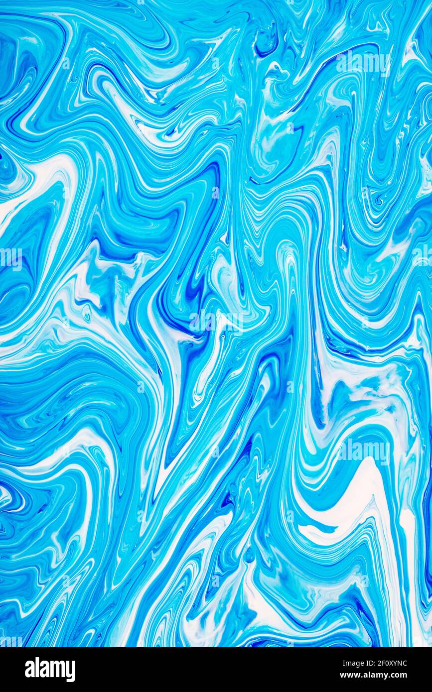 Peinture acrylique bleue et blanche à écoulement libre 4. Vagues et boucles aléatoires. Arrière-plan ou texture en marbre abstrait. Banque D'Images