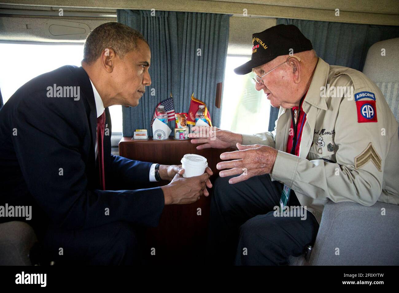 Kenneth (Rock) Merritt, ancien combattant de la Seconde Guerre mondiale, raconte des histoires du jour J au président Obama à bord de Marine One, lors de la 70e cérémonie commémorant le jour J en France. 6 juin 2014 Banque D'Images