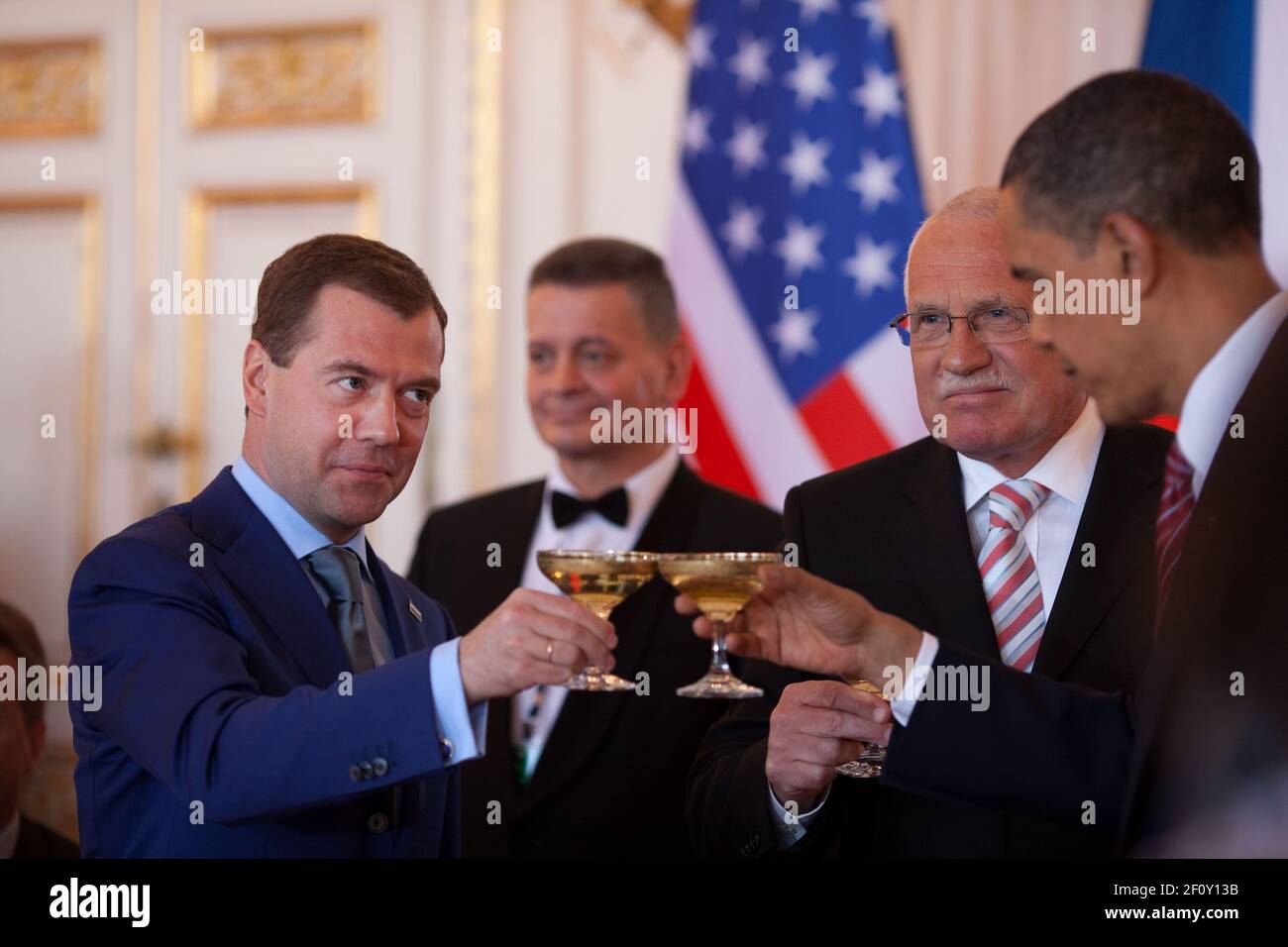 Le président Barack Obama, le président russe Dmitry Medvedev, à gauche, et le président de la République tchèque Vaclav Klaus, ont fait un toast au château de Prague, Prague, République tchèque, le 8 avril 2010 Banque D'Images