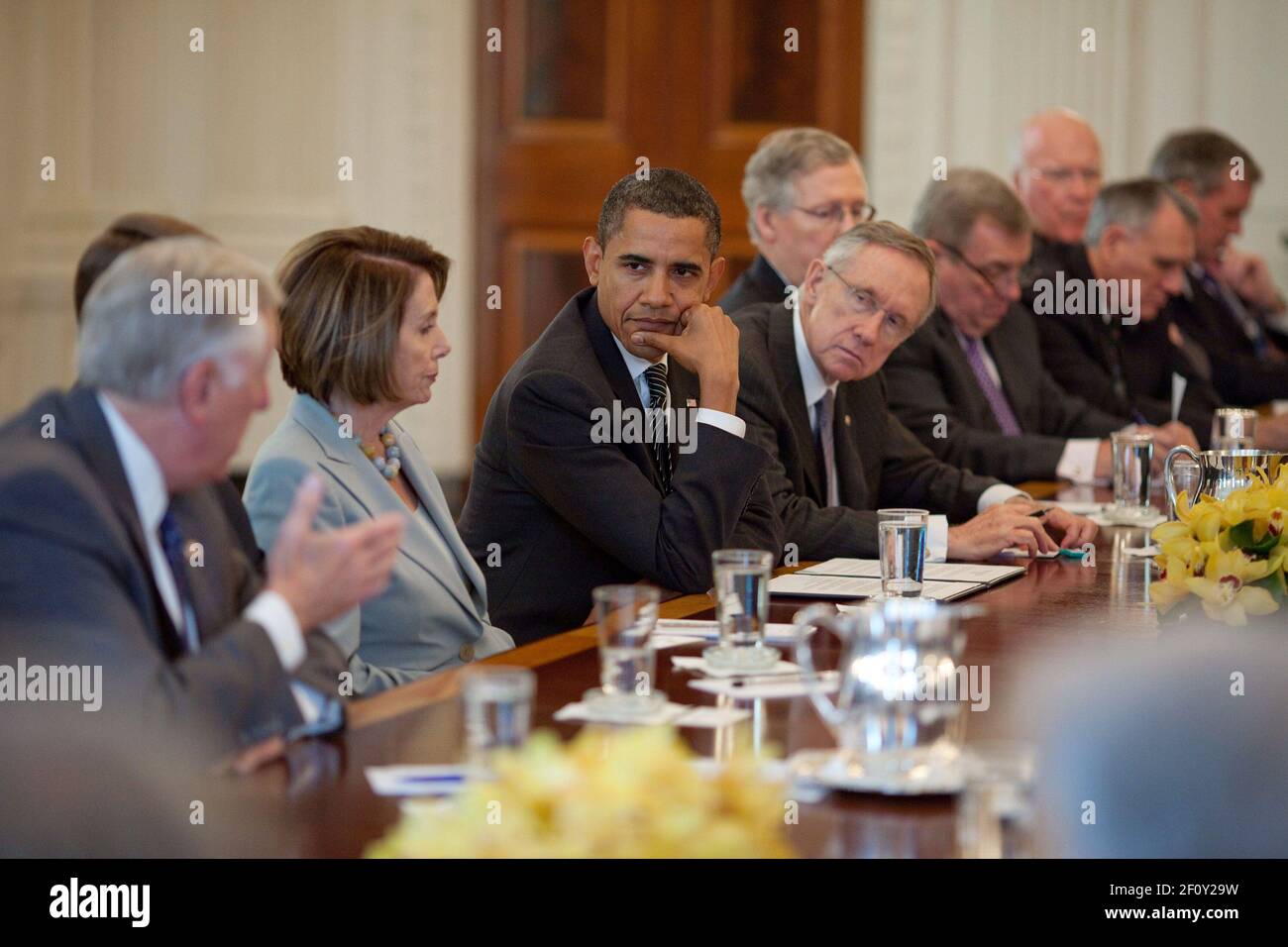 Le président Obama rencontre les dirigeants du Congrès, ainsi que les présidents et les membres de rang des comités concernés dans la salle à manger de l'État de la Maison Blanche, le 6 octobre 2009. Banque D'Images