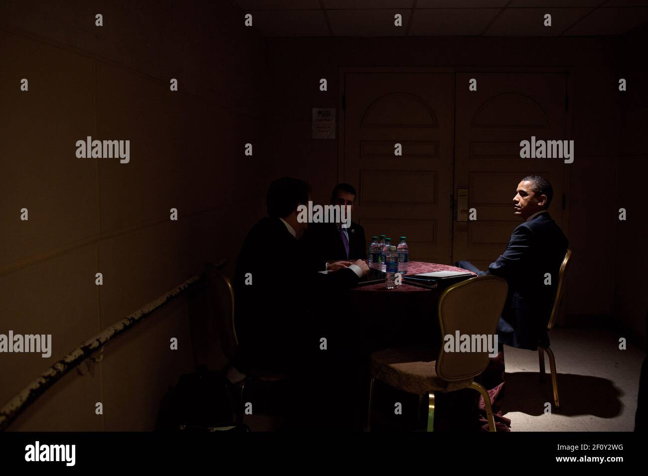 Le président Barack Obama rencontre le secrétaire de presse Jay Carney, à gauche, et le conseiller principal David Plouffe, au centre, le 15 avril 2011 Banque D'Images