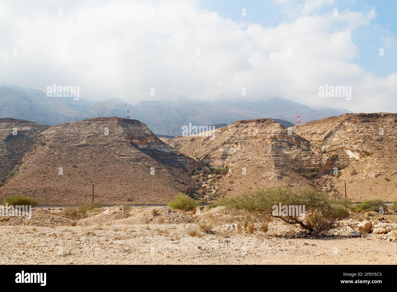 En oman, la vieille gorge de montagne et le canyon le plus profond ciel nuageux Banque D'Images