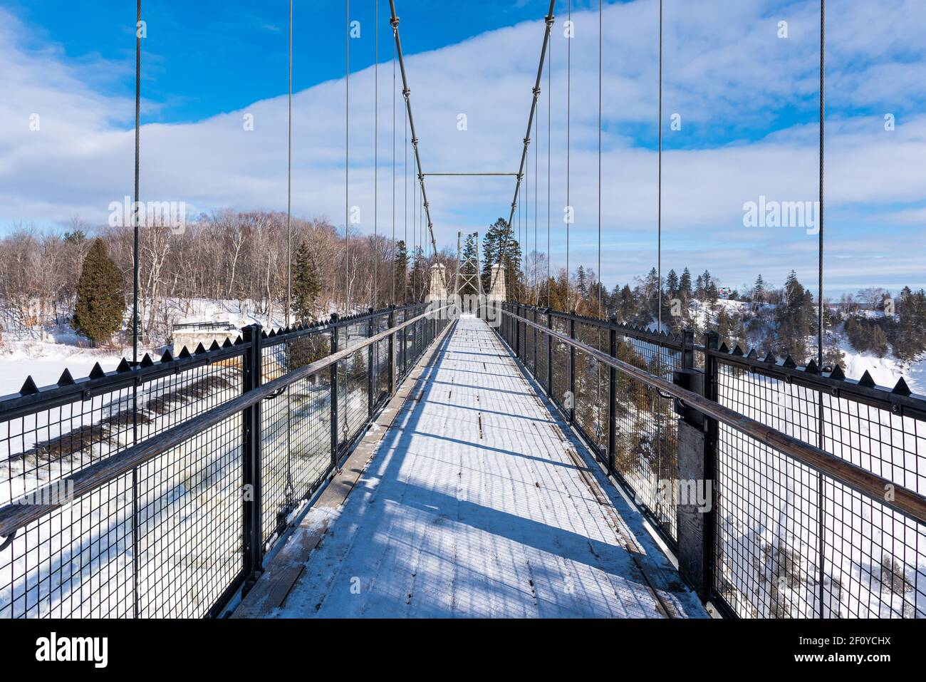 Vue d'hiver du pont au-dessus des chutes Montmorency, dans la ville de Québec. Banque D'Images