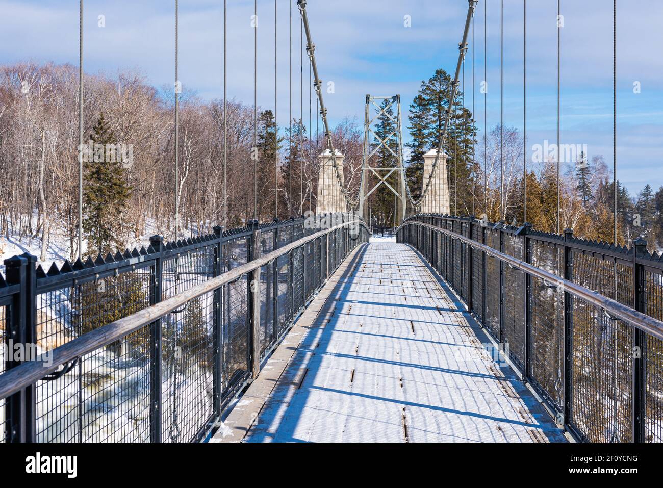 Vue d'hiver du pont au-dessus des chutes Montmorency, dans la ville de Québec. Banque D'Images