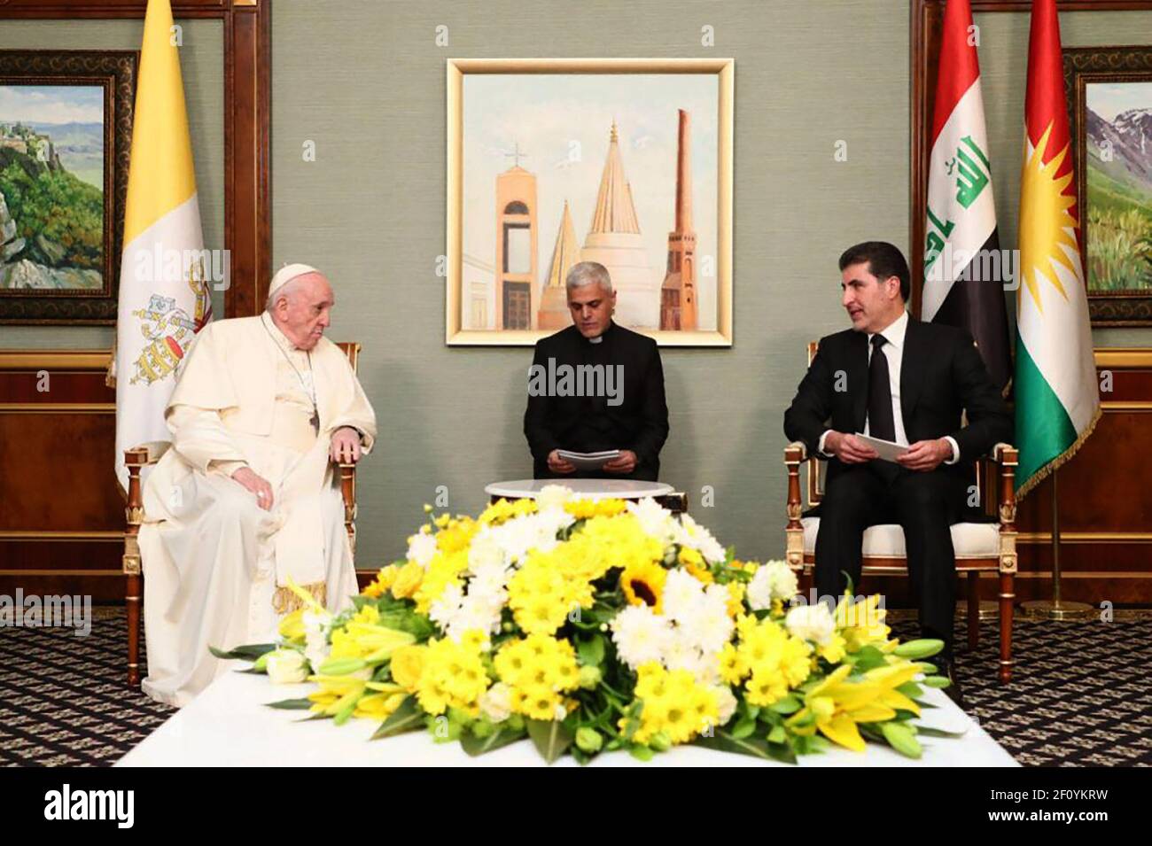 Arbil, Irak. 07e mars 2021. Le pape François est accueilli par le président Nechirvan Barzani (R) de la région autonome du Kurdistan à son arrivée à l'aéroport d'Arbil en Irak le dimanche 7 mars 2021. Le Pape s’est rendu dans des régions durement touchées par l’EI. Photo par Bureau du Président du Kurdistan/UPI crédit: UPI/Alay Live News Banque D'Images