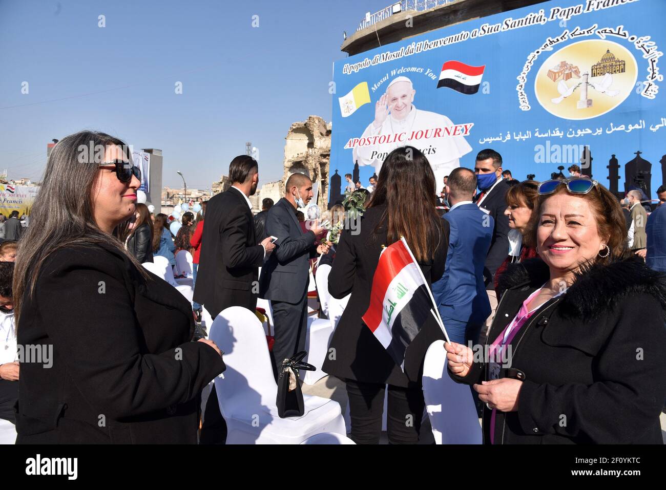 Mossoul, Irak. 07e mars 2021. Les Irakiens, y compris les chrétiens et les musulmans, attendent l'arrivée du Pape François pour faire une prière pour les victimes de la guerre sur la place de l'église Hosh al-Bieaa à Mossoul, en Irak, le dimanche 7 mars 2021. Le Pape s’est rendu dans des régions durement touchées par l’EI. Photo de Murtaja Lateef/UPI crédit: UPI/Alay Live News Banque D'Images