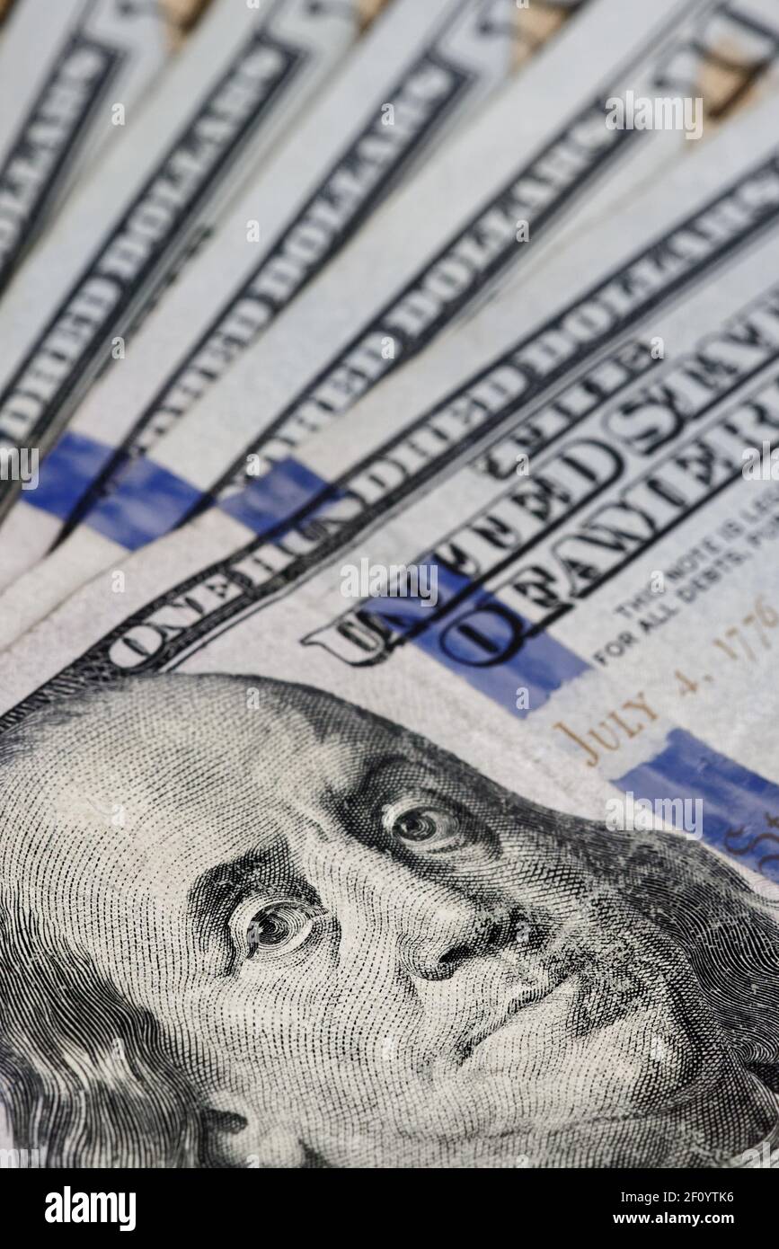 accent sélectif sur une pile de factures échellées de 100 dollars En gros plan sur le visage de Ben Franklin Banque D'Images