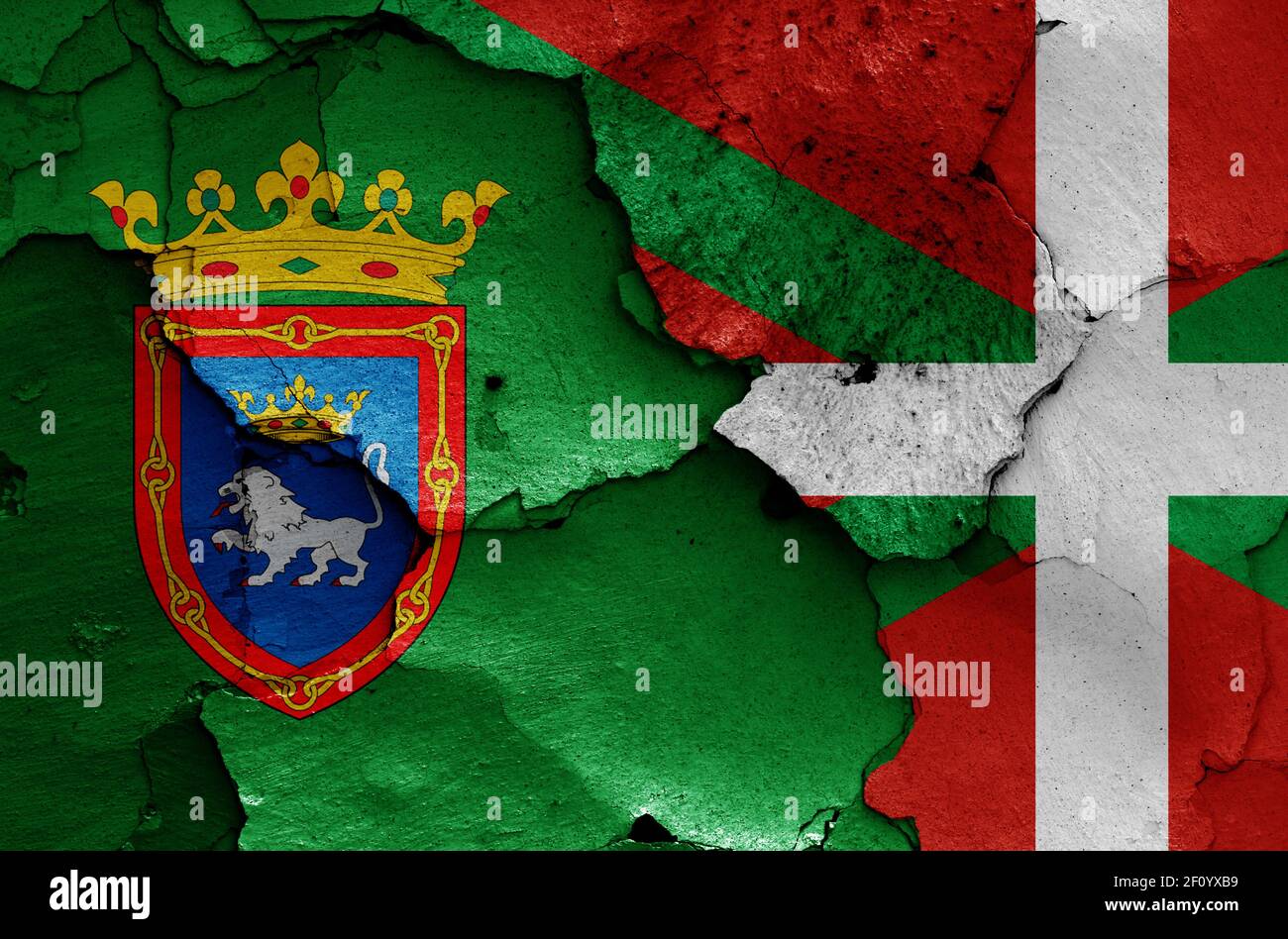 Drapeaux de Pampelune et basque peints sur le mur fissuré Banque D'Images