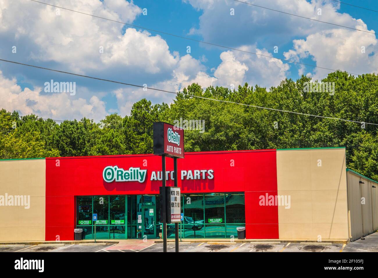 Loganville, GA / USA - 07 20 20: O'Reilly Auto Parts magasin bâtiment et panneau Banque D'Images