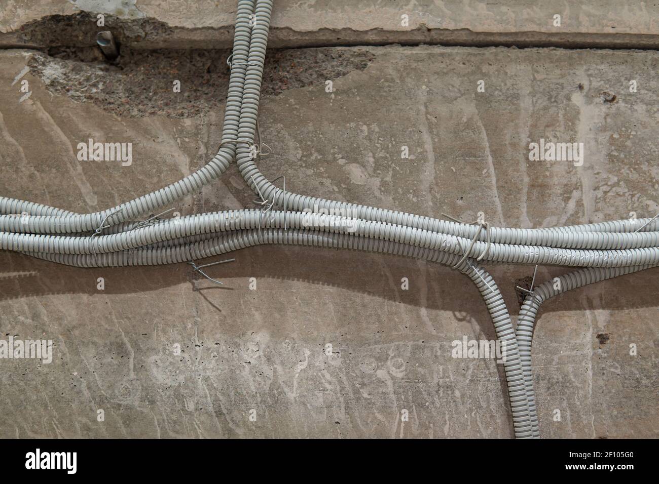 Système de conduits électriques et pipeline métallique installés sur le bâtiment ceiling.selective mise au point et arrière-plan Banque D'Images