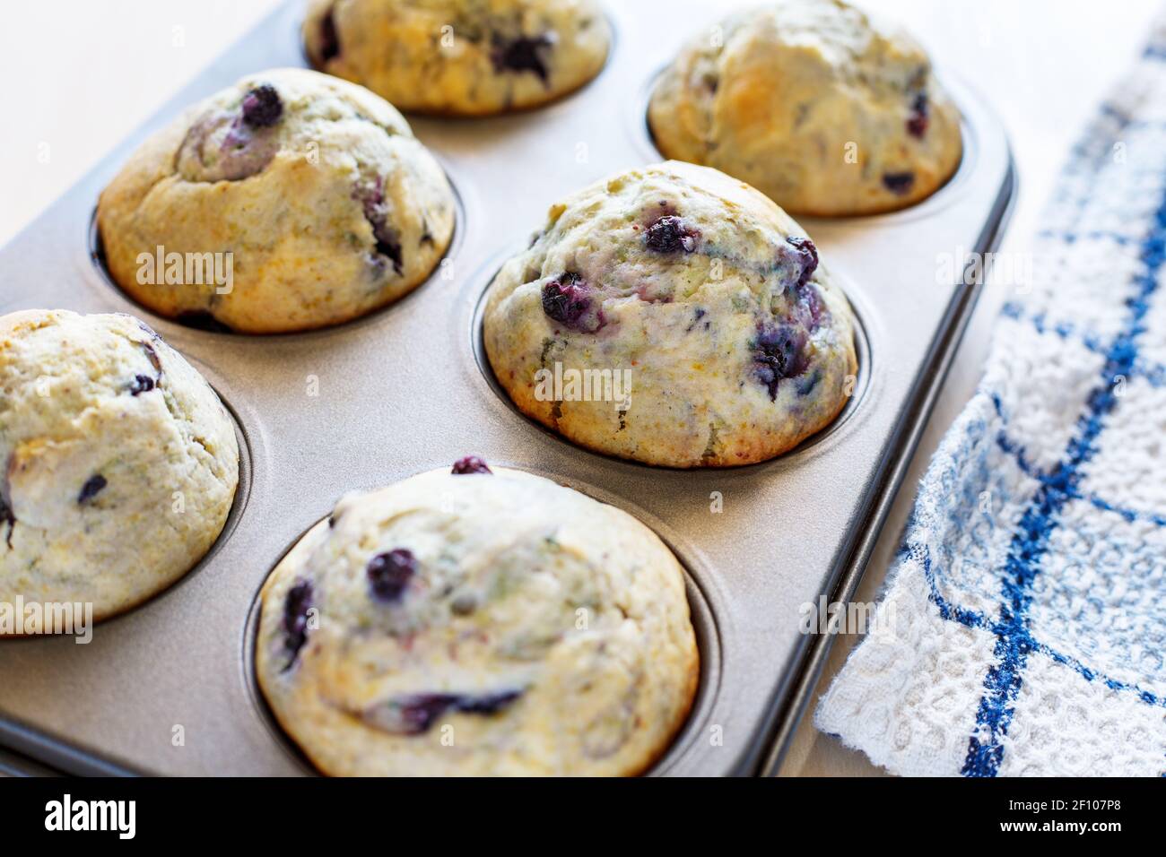 Muffins maison fraîchement cuits avec baies dans une plaque de cuisson Banque D'Images