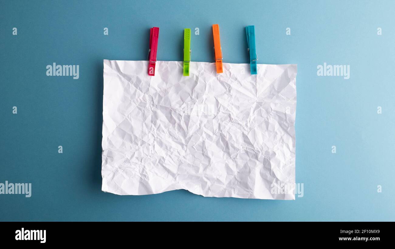 Un morceau de papier. Fond froissé. Papier froissé comme arrière-plan Banque D'Images