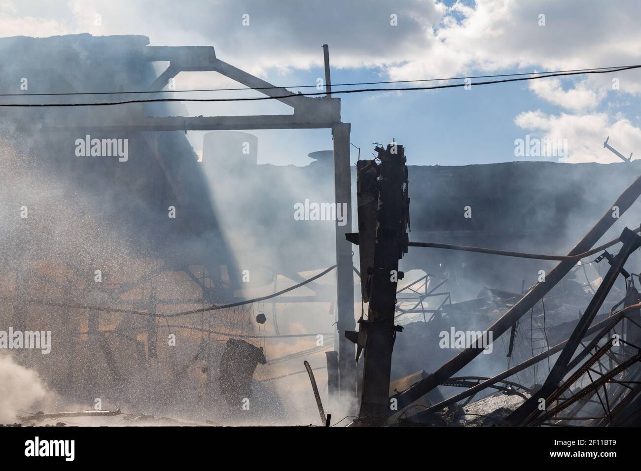 Catastrophe technologique, incendie, bâtiment industriel détruit, fumée Banque D'Images