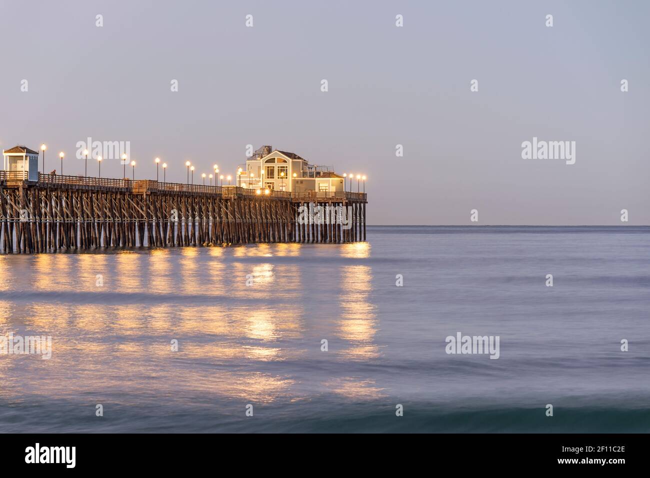 Scène côtière à l'aube avec vue sur l'Oceanside Pier. Oceanside, Californie, États-Unis. Banque D'Images