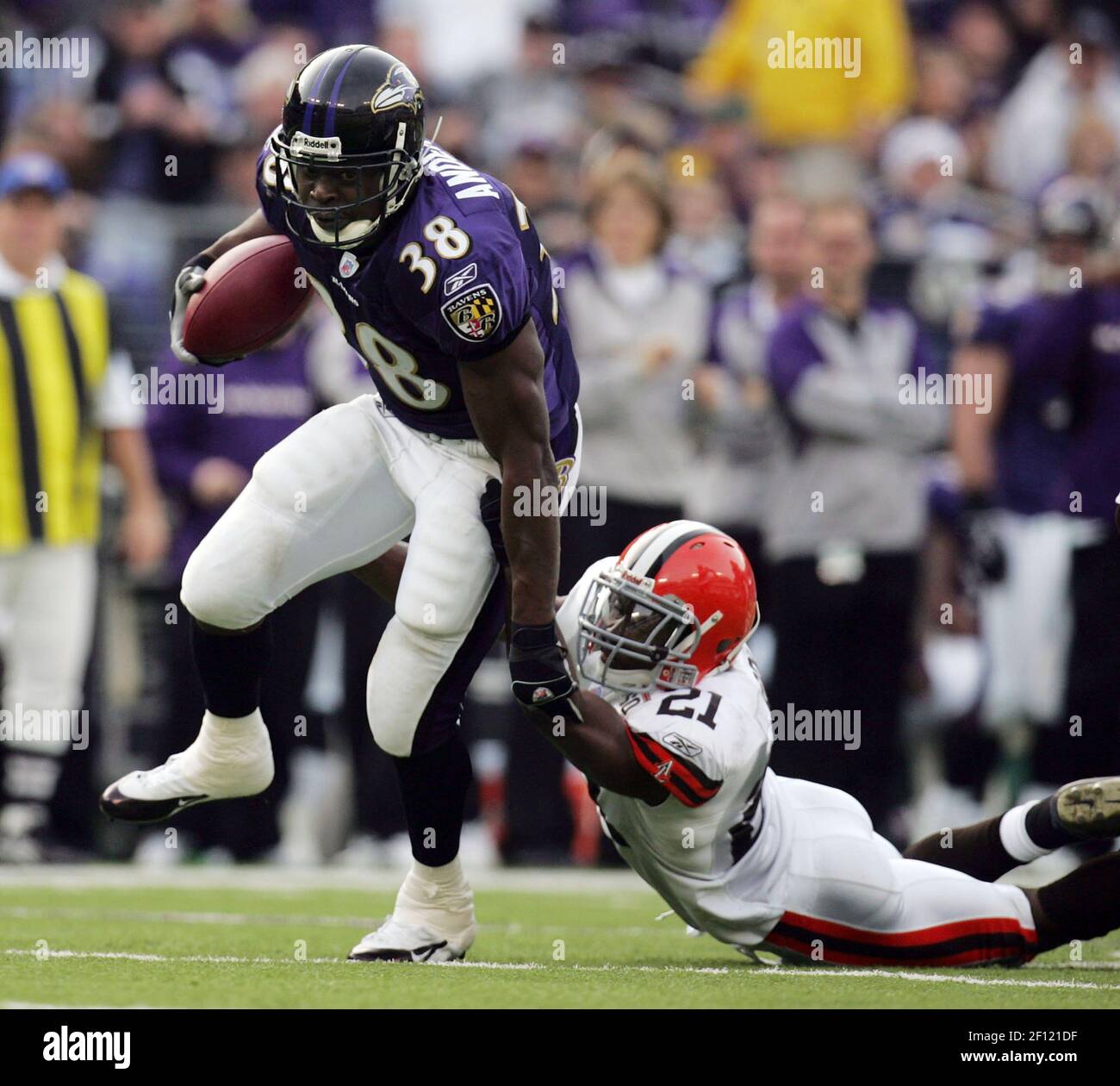 Baltimore Ravens en arrière Mike Anderson (38) tire Cleveland Browns sur la défensive arrière Brodney Pool pendant le deuxième trimestre d'action. Les Ravens ont battu les Browns, 27-17, au stade M&T Bank à Baltimore, Maryland, le dimanche 17 décembre 2006. (Photo de Phil Maturzo/Akron Beacon Journal/MCT/Sipa USA) Banque D'Images