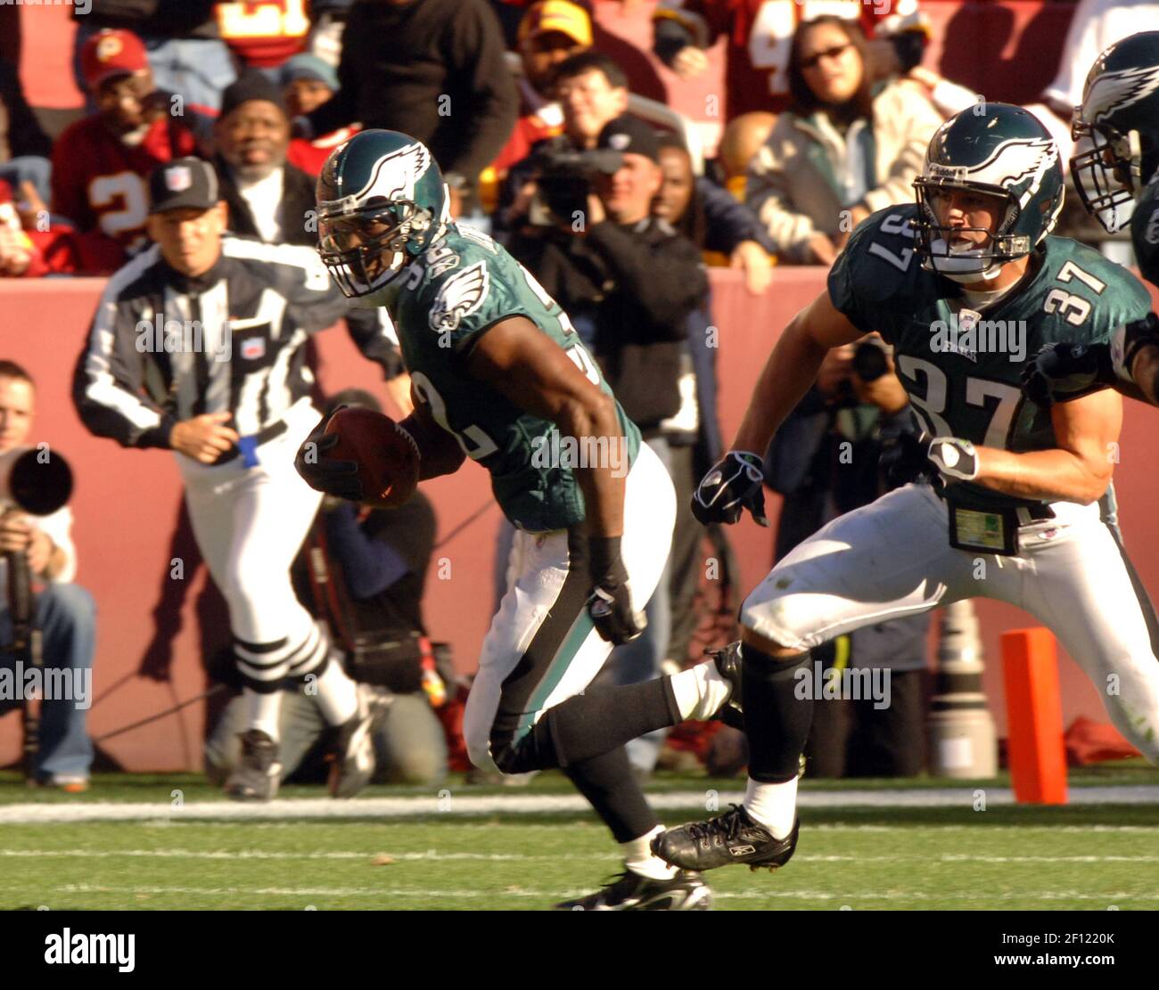 Michael Lewis des Philadelphia Eagles s'arrête pour 82 mètres et un touchdown après avoir intercepté Jason Campbell des Washington Redskins dans la première moitié de leur match, le dimanche 10 décembre 2006, à Landover, Maryland. (Photo de George Bridges/MCT/Sipa USA) Banque D'Images