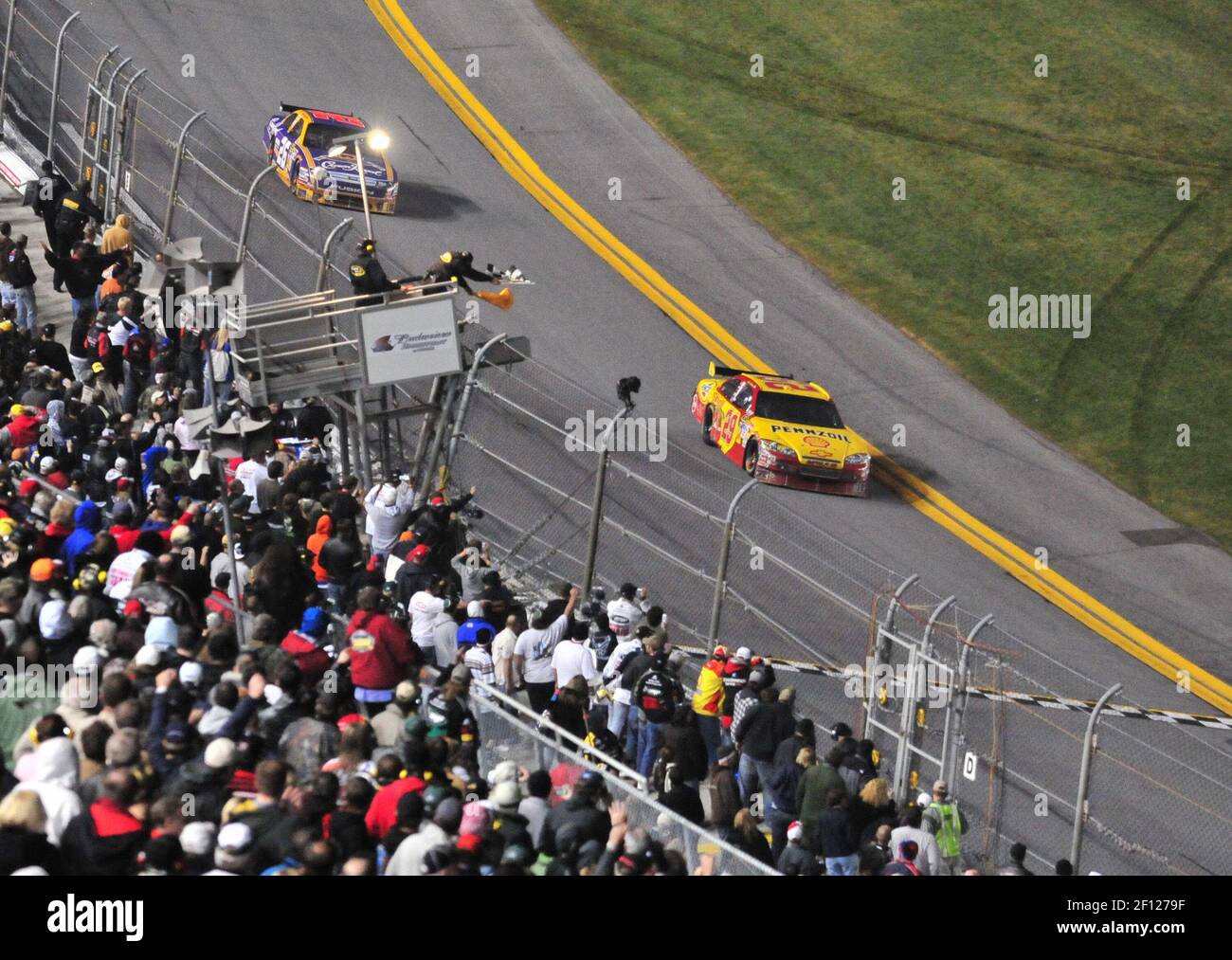 Kevin Harvick dans le No 29 Shell/Penzoil Chevrolet prend le drapeau à damier comme Jamie McMurray dans le No 26 Crown Royal Ford prend la deuxième place à la conclusion de la Budweiser Shootout au Daytona International Speedway à Daytona Beach, Floride, le samedi 7 février 2009. (Steve Johnson/Orlando Sentinel/MCT/Sipa USA) Banque D'Images