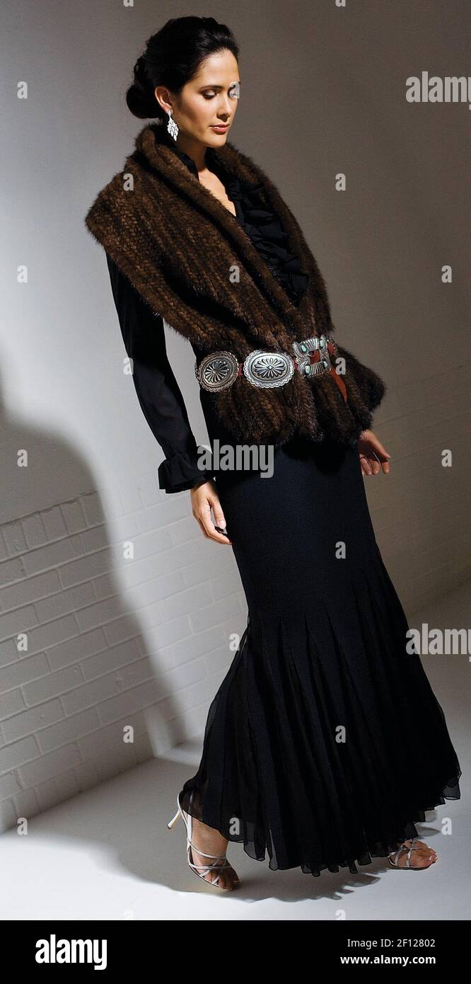 Quand Cowboy rencontre la Couture : la silhouette n'est pas plus élégante  que cette combinaison d'un chemisier de soirée en soie noire à volants (495  $, Neiman Marcus) et d'une longue jupe