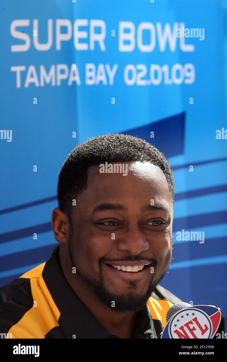 Mike Tomlin, entraîneur-chef des Steelers de Pittsburgh, sourit tout en répondant aux questions du Media Day pour le Super Bowl XLIII au stade Raymond James à Tampa, en Floride, le mardi 27 janvier 2009. (Photo de Gary W. Green/Orlando Sentinel/MCT/Sipa USA) Banque D'Images