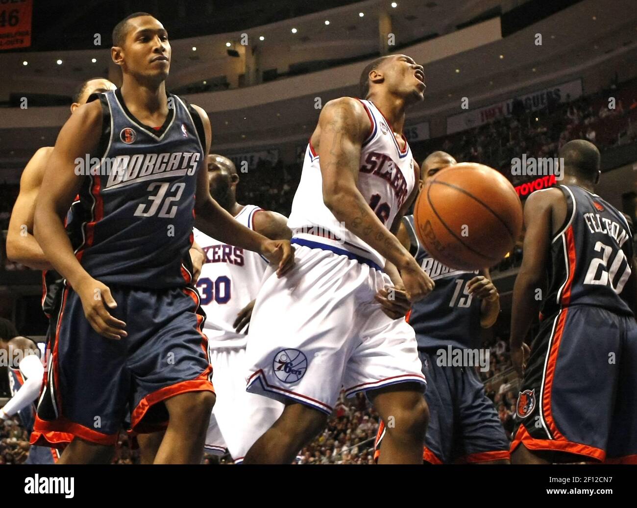 Les Philadelphia 76ers Marreese Speights, au centre, réagit après avoir été marqués contre Boris Diaw des Charlotte Bobcats au quatrième trimestre. Les Sixers battit les Bobcats, 93-87, au Wachovia Center de Philadelphie, Pennsylvanie, le vendredi 9 janvier 2009. (Photo de Ron Cortes/Philadelphia Inquirer/MCT/Sipa USA) Banque D'Images