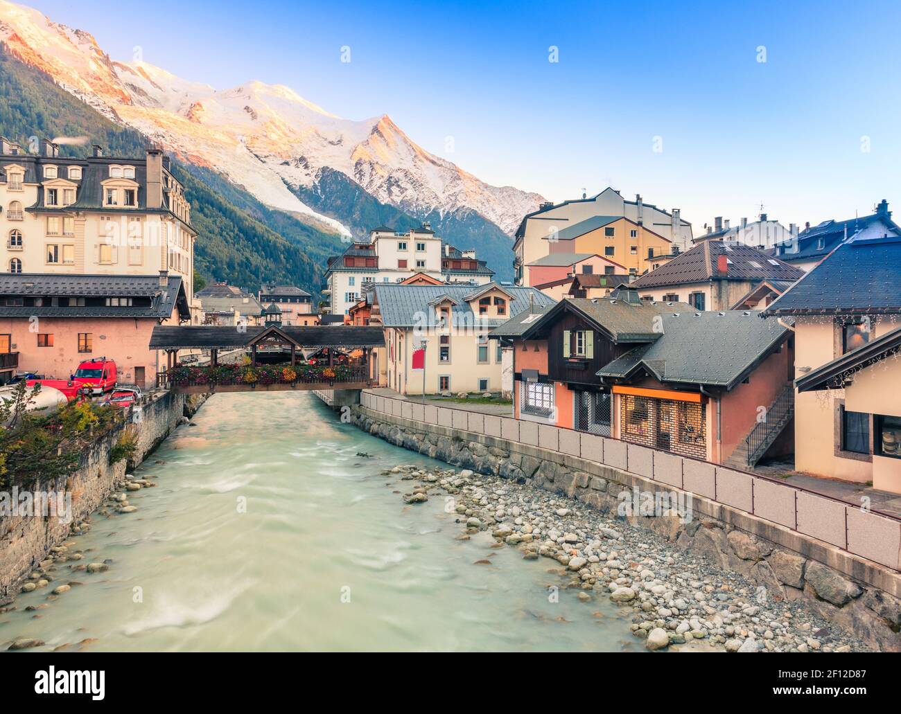 Rivière Arve dans le centre ville de Chamonix, France Banque D'Images