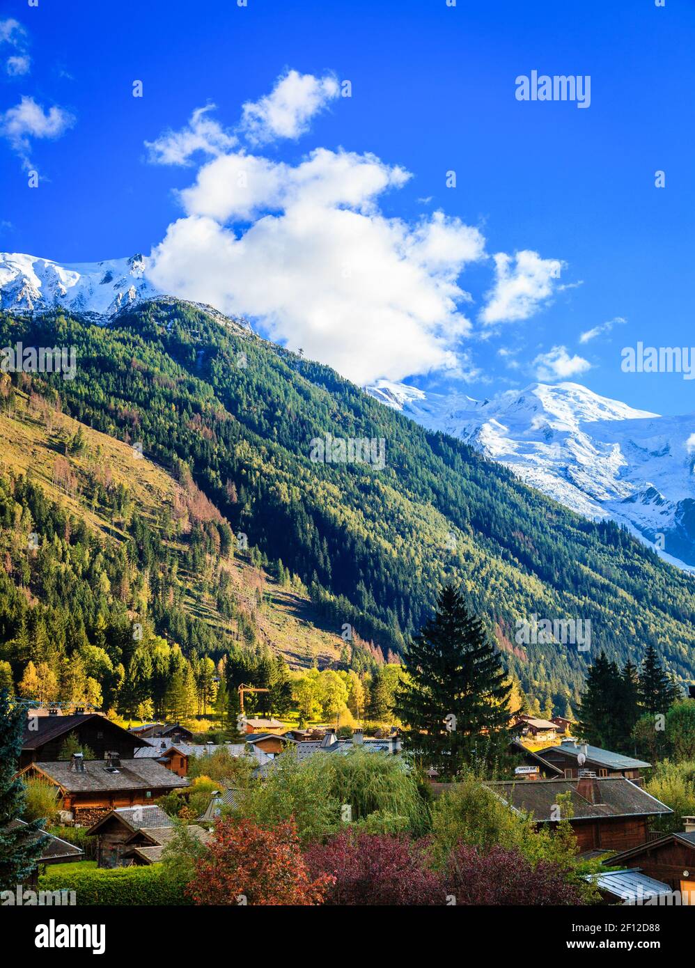 Vue panoramique sur le Mont blanc et les Alpes depuis la ville de Chamonix, en France Banque D'Images