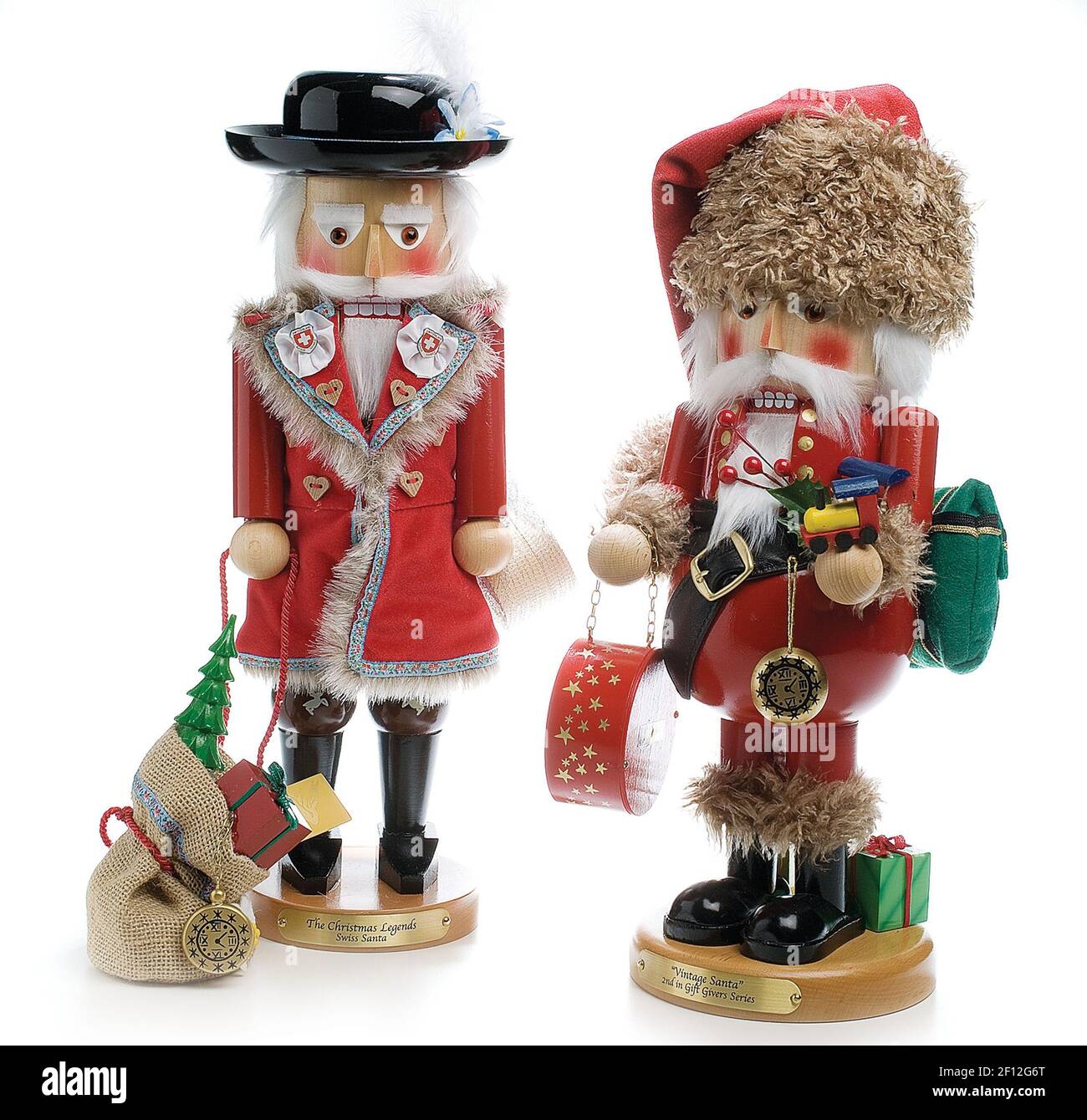 Santas vintage de la série Gift de Steinbach. Sur la gauche se trouve le  Père Noël suisse, avec une édition limitée de 7,500. Il tient un sac de  toile d'une main qui