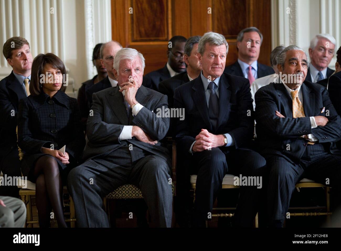 Le sénateur Ted Kennedy, avec Melody Barnes, à gauche, le sénateur Max Baucus (D-MT), deuxième de droite, et le représentant Charles Rangel (D-NY) écoutent dans la salle est de la Maison Blanche le 5 mars 2009. Le fils du sénateur Kennedy, le représentant Patrick Kennedy (D-RI), est assis dans la deuxième rangée à gauche Banque D'Images