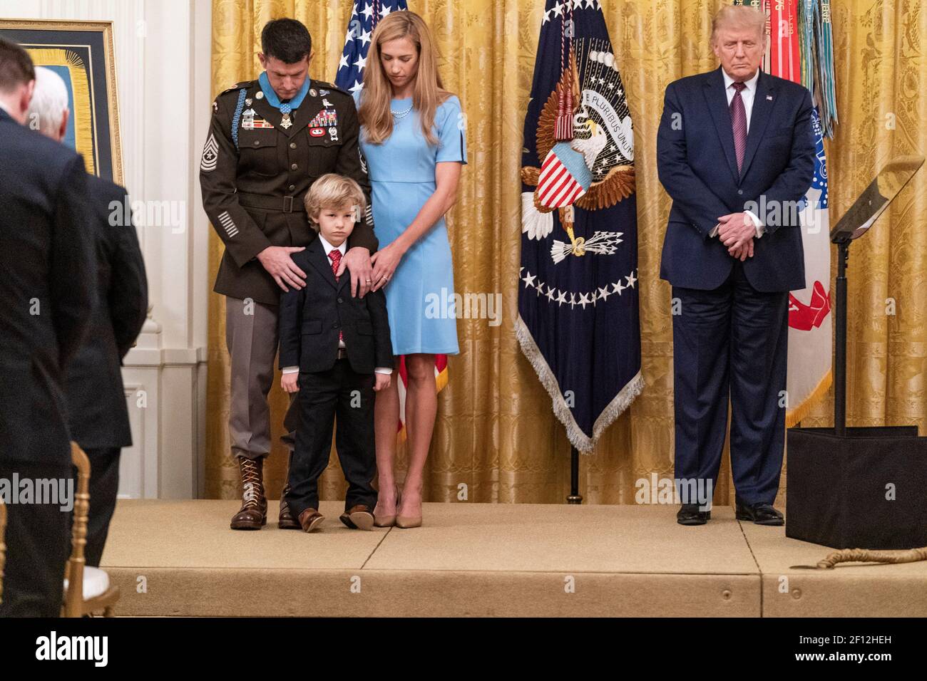 Le président Donald Trump est accompagné dans la prière par le Sgt de l'armée américaine, récipiendaire de la Médaille d'honneur. Le Maj. Thomas Patrick Payne et sa famille le vendredi 11 2020 septembre dans la salle est de la Maison Blanche. Banque D'Images