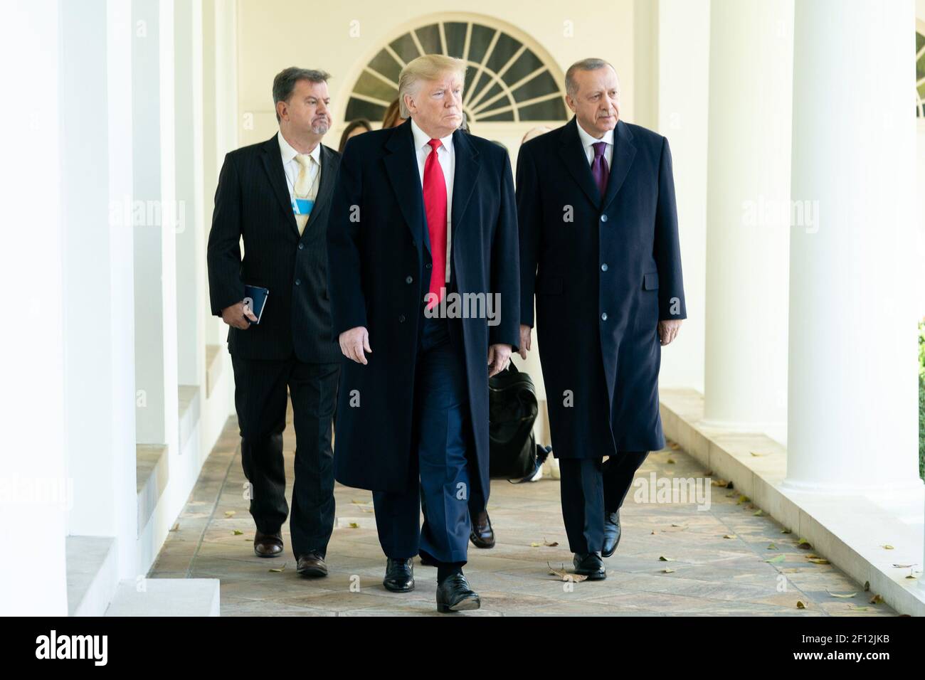 Le président Donald Trump marche avec le président turc Recep Tayyip Erdogan mercredi 13 2019 novembre le long de la Colonnade de l'aile ouest jusqu'au bureau ovale de la Maison Blanche. Banque D'Images
