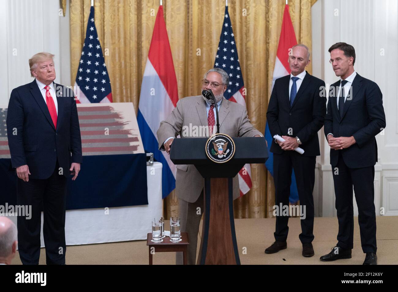 Le président Donald Trump rejoint par le Premier ministre des pays-Bas Mark Rutte participe jeudi 18 2019 juillet à la présentation d'un drapeau de la deuxième Guerre mondiale à bord d'un bateau d'atterrissage lors de l'invasion du jour J en Normandie en 1944, présentée aux responsables du Smithsonian Institute lors d'une cérémonie à La salle est de la Maison Blanche. Banque D'Images