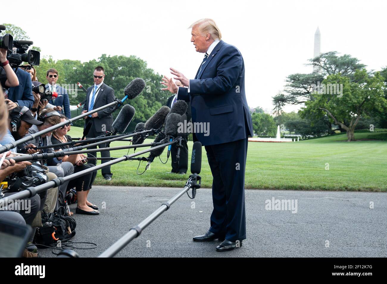 Le président Donald Trump s'entretient avec des reporters le long de la pelouse sud de la Maison Blanche vendredi 19 2019 juillet avant d'embarquer à bord de Marine One pour commencer son voyage de fin de semaine à Bedminster N.J. Banque D'Images