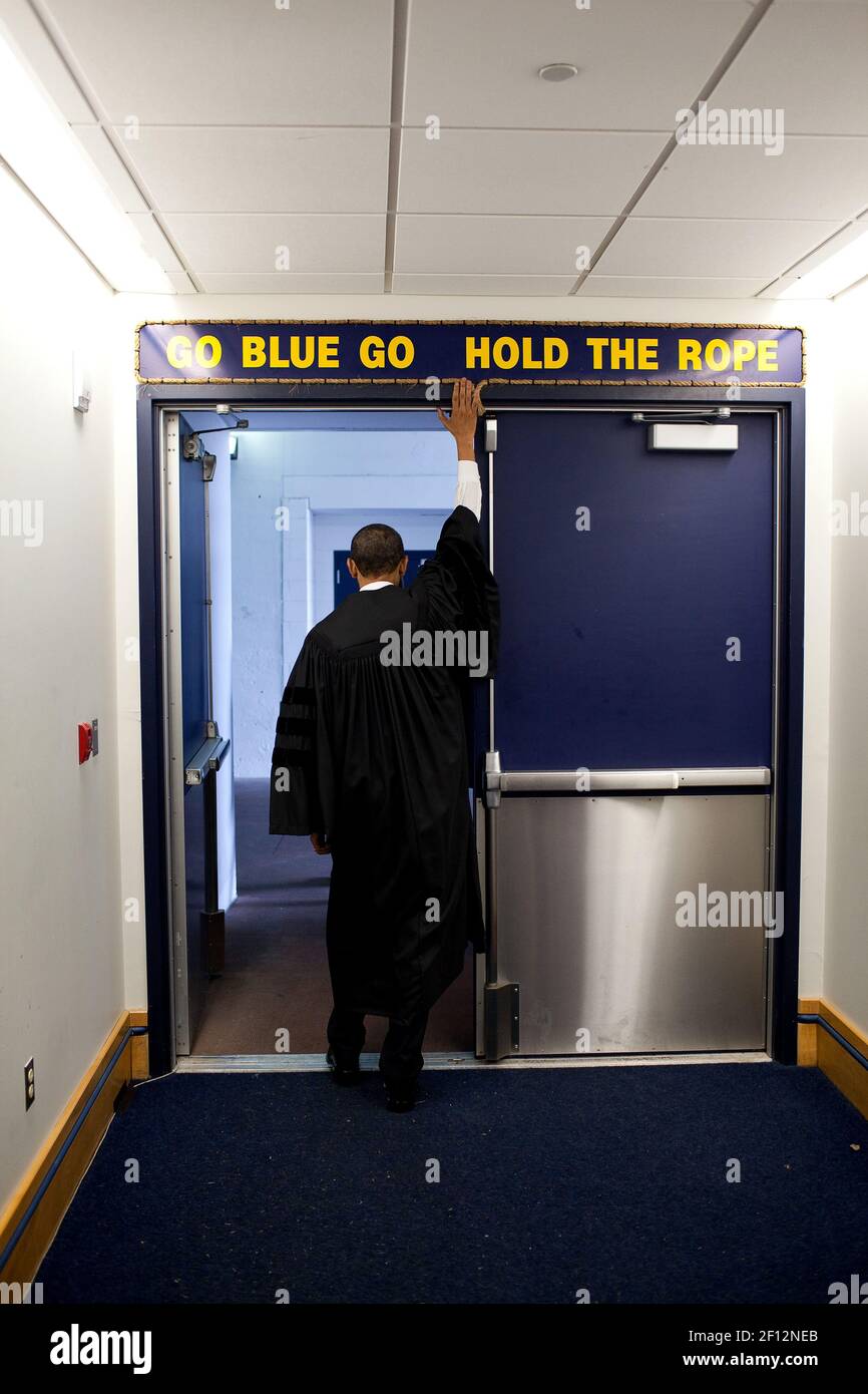 Le président Barack Obama touche le panneau au-dessus de la porte du vestiaire du stade Michigan, avant de donner l'adresse de commencement aux diplômés de l'Université du Michigan à Ann Arbor, Michigan, le 1er mai 2010 Banque D'Images