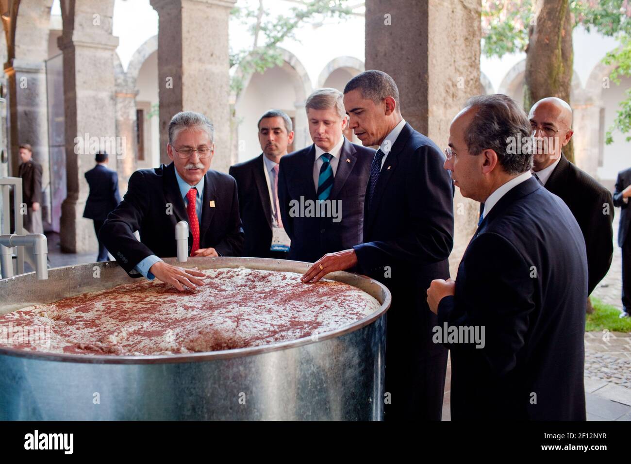 Le président Barack Obama, Stephen Harper, à gauche, le président Felipe Calderon, à droite, Sont exposés sur la fabrication de tequila au Centre culturel Cabanas à Guadalajara, Mexique, le 10 août 2009 Banque D'Images