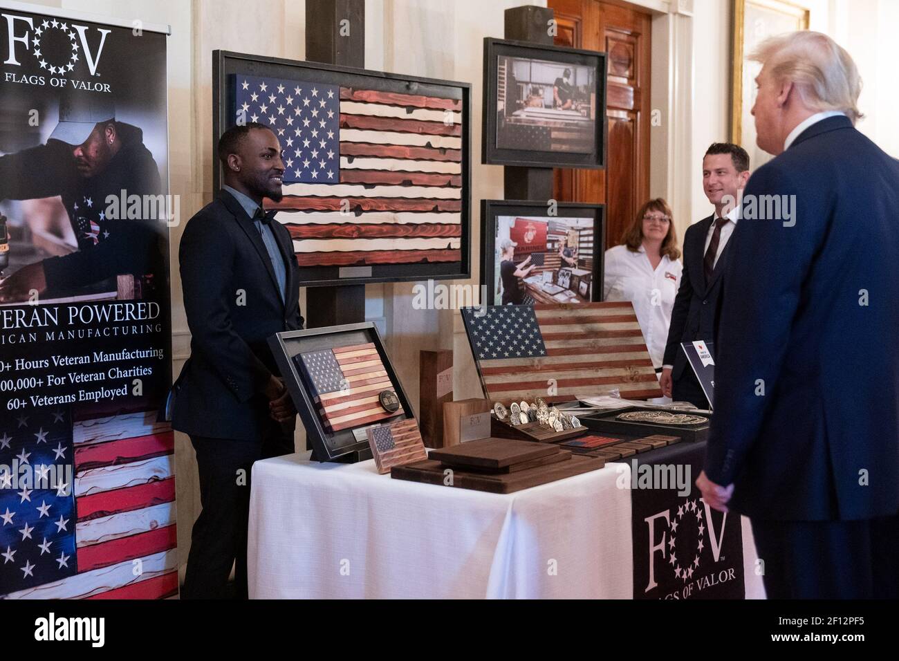 Le Président Donald Trump participe à une tournée de la vitrine Spirit of America le jeudi 2 juillet 2020 dans la Cross Hall de la Maison Blanche. Banque D'Images