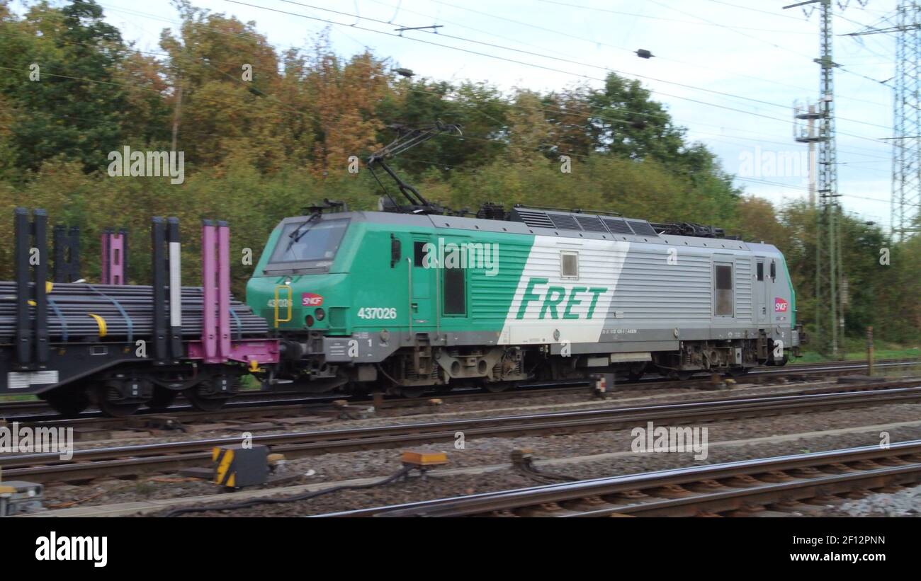 Une locomotive électrique SNCF Alstom Prima El3U avec wagons de marchandises à Cologne-Gremberg, Allemagne, Europe. Banque D'Images